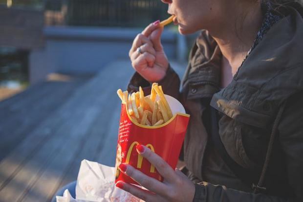 People underestimate food intake by nearly 1,000 calories regardless of waistline